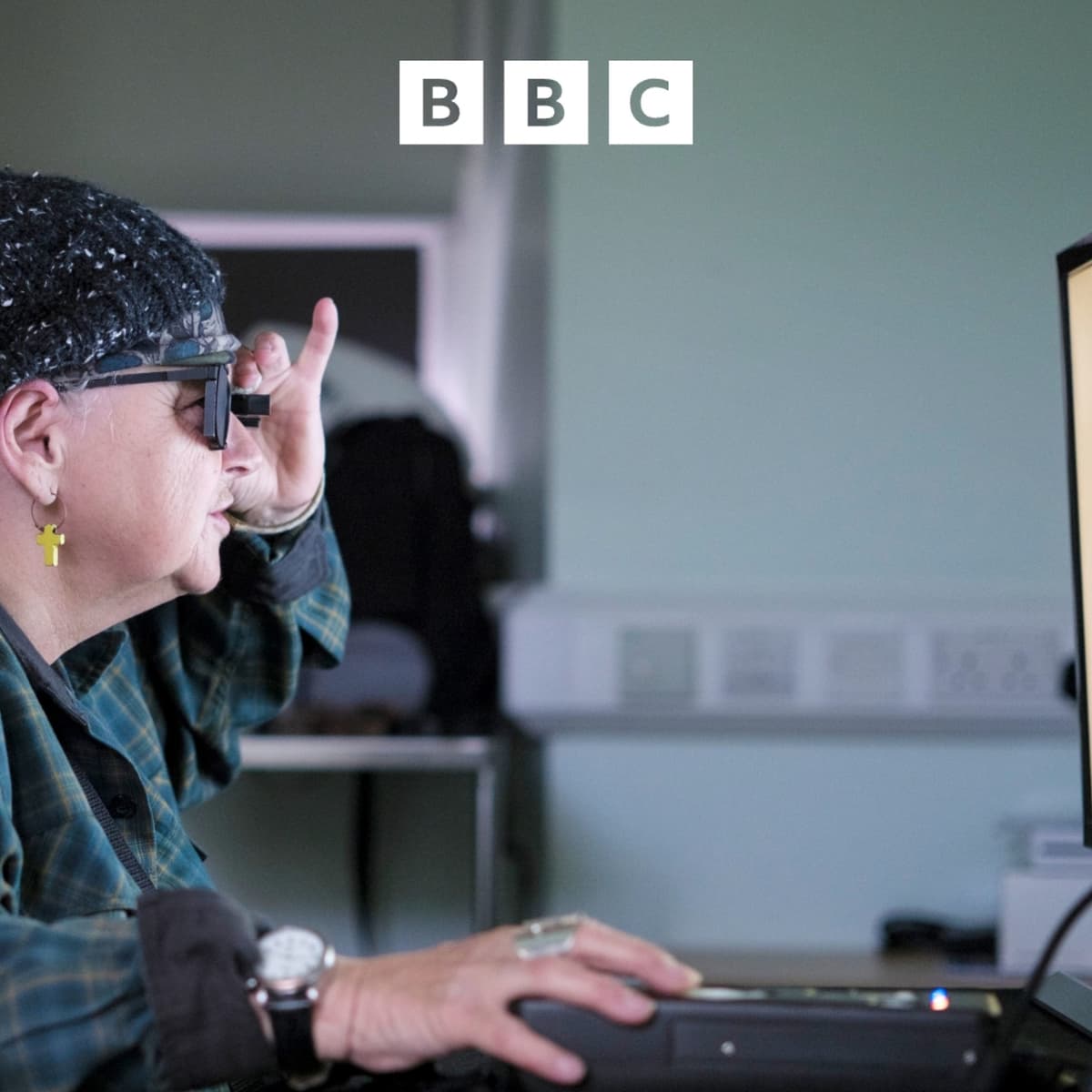 The Happy Pod: 'I'm blind but I can read a book again' - Global News Podcast cover