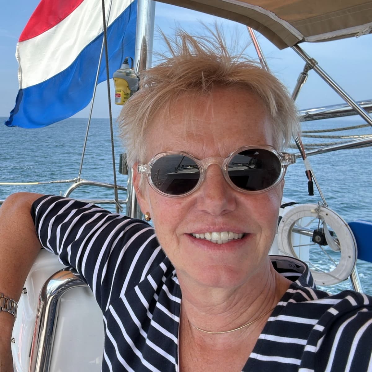 Astrid Pascal oer har boek 'De kapitein en ik' - Buro de Vries (Podcast) cover