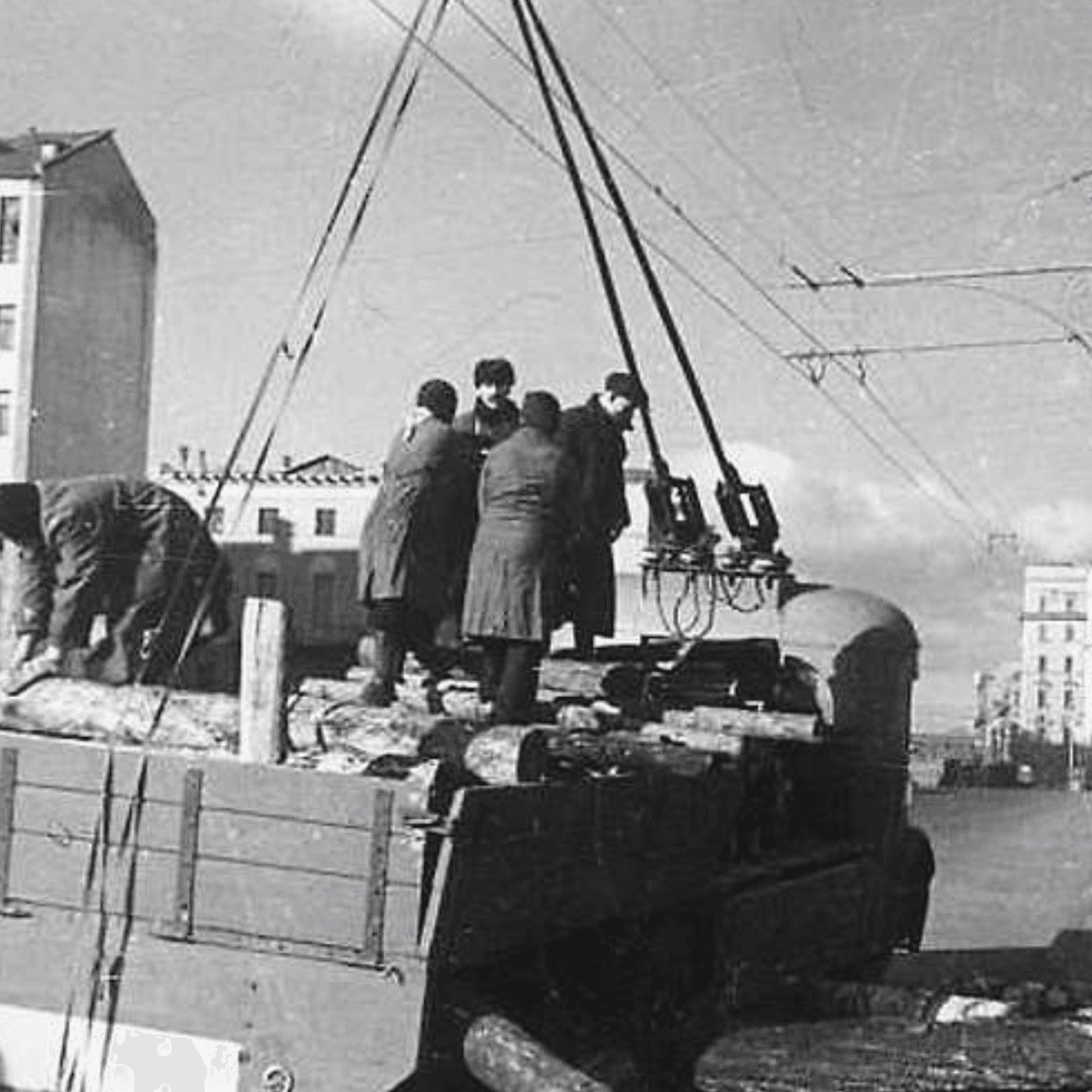 S8 Ep549: 1. Alan Philps introduces *The Red Hotel*, detailing Moscow's Metropol Hotel in 1941. Foreign correspondents struggled with Soviet censorship while relying on Russian secretaries for survival. British communist Charlotte Haldane arrives, ide... - The John Batchelor Show cover