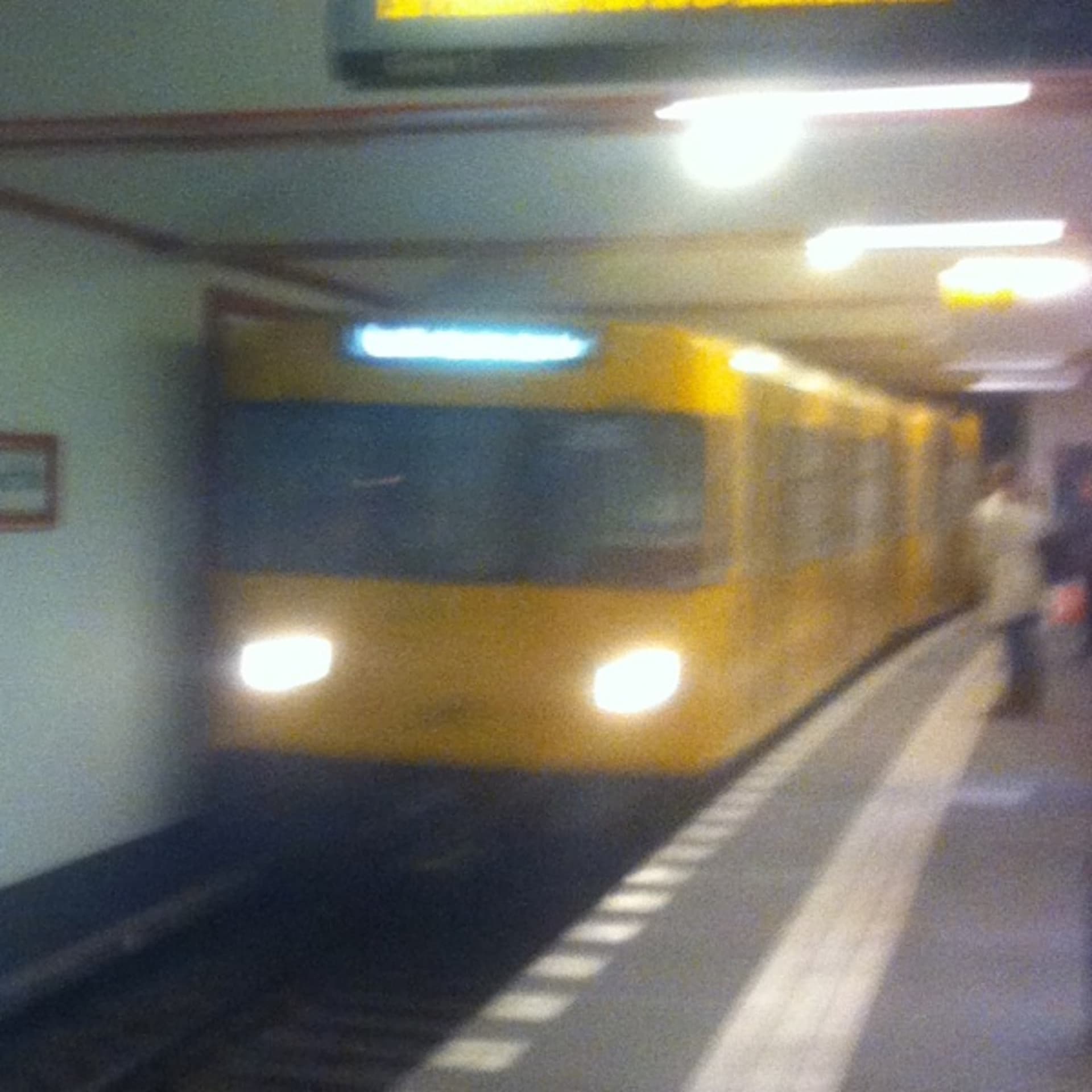 Berlin busker on the U6 - Bougie cover