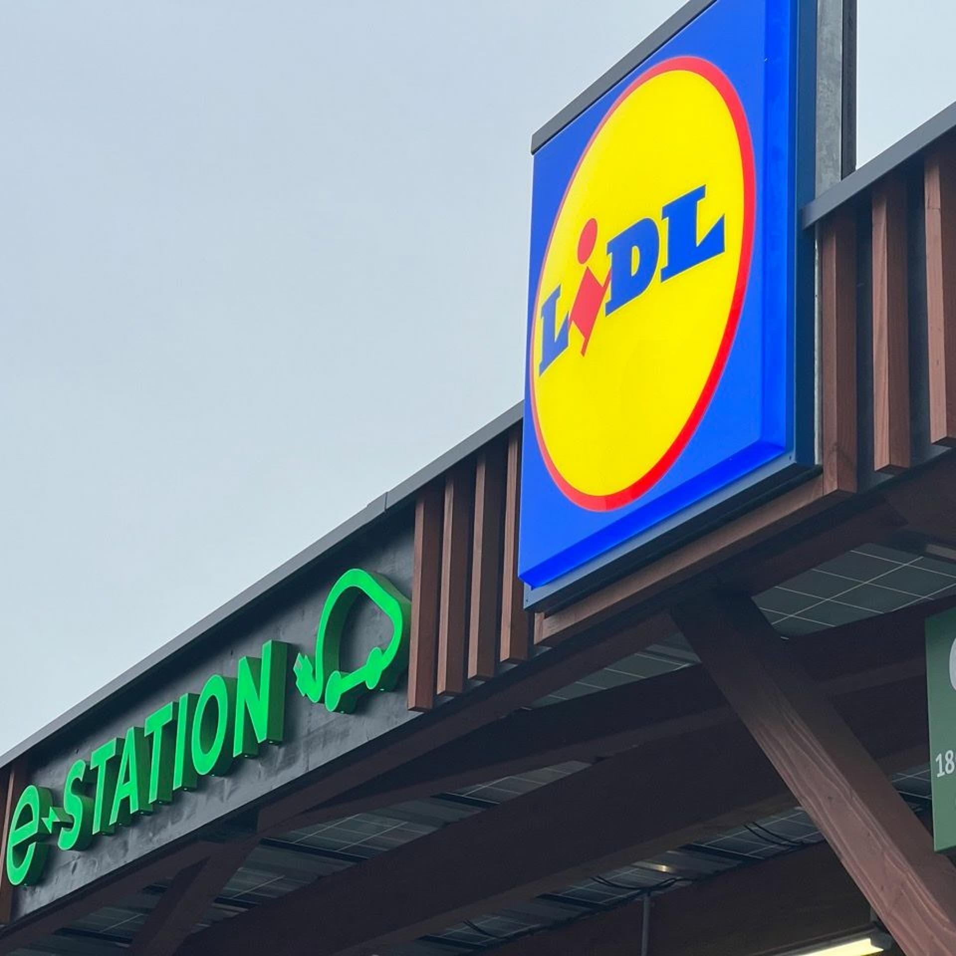 Nous visitons la première station de recharge Lidl - Tesla Magazine cover