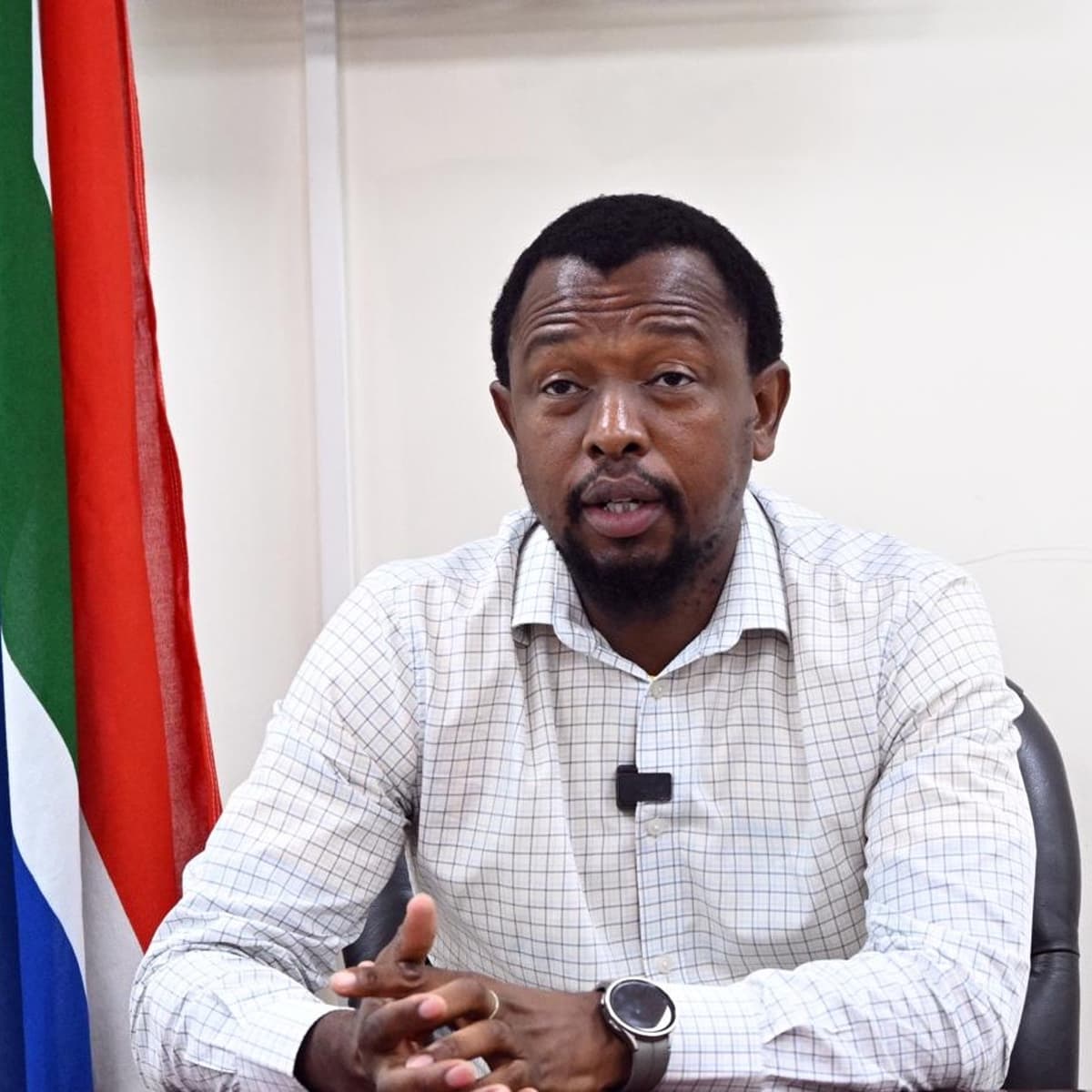 Mlungisi Mncube Russia Distress Families Rep.mp3 - UbuntuRadioZA cover