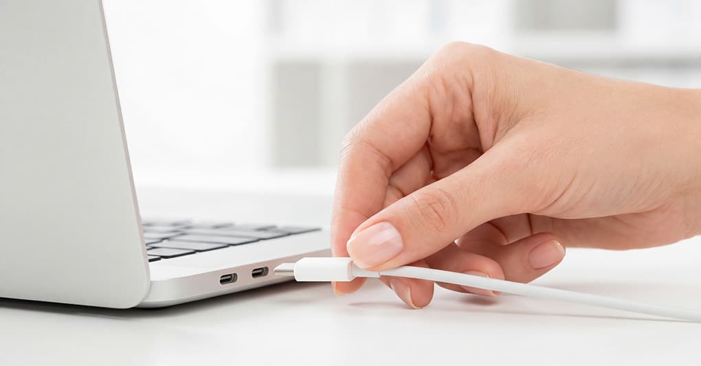 Ricarica con USB-C sui laptop - AI in RSA - AI responsabile - 2024 cover