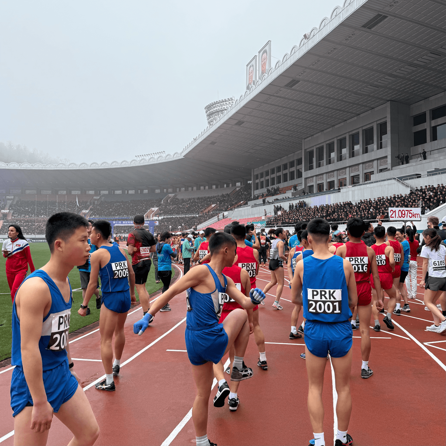 50 两百博主跑马、五万群众助威：平壤国际马拉松的魔幻与现实 - 正文三台 cover