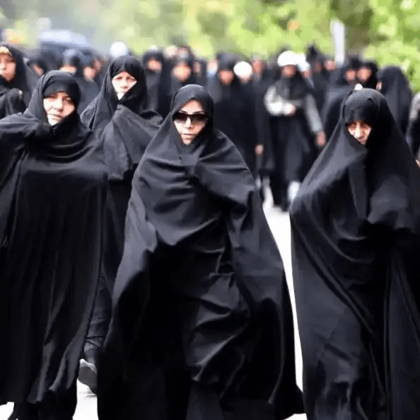 妇女节特辑｜头巾之下，厌女之上—伊朗女性的自由斗争之路 - 食野之评 cover