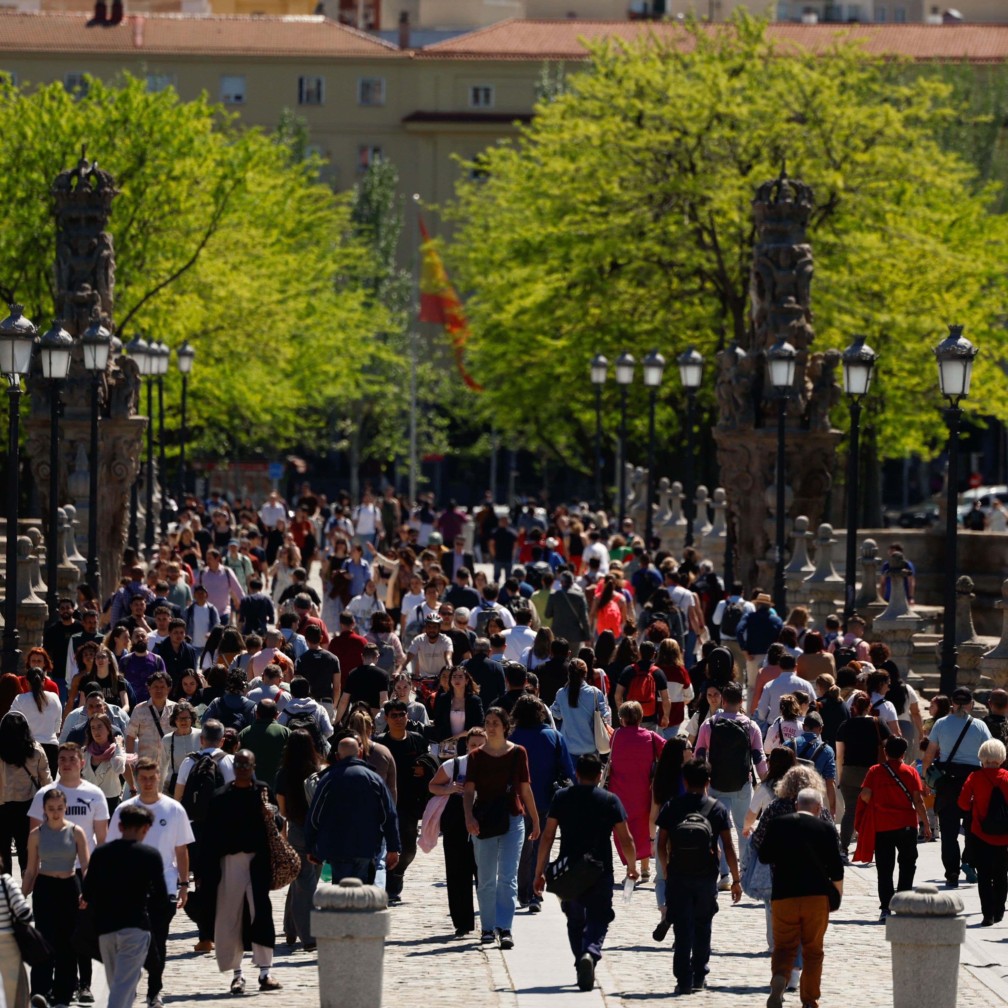 Crecer entre dos culturas - Reportajes en Radio 5 cover