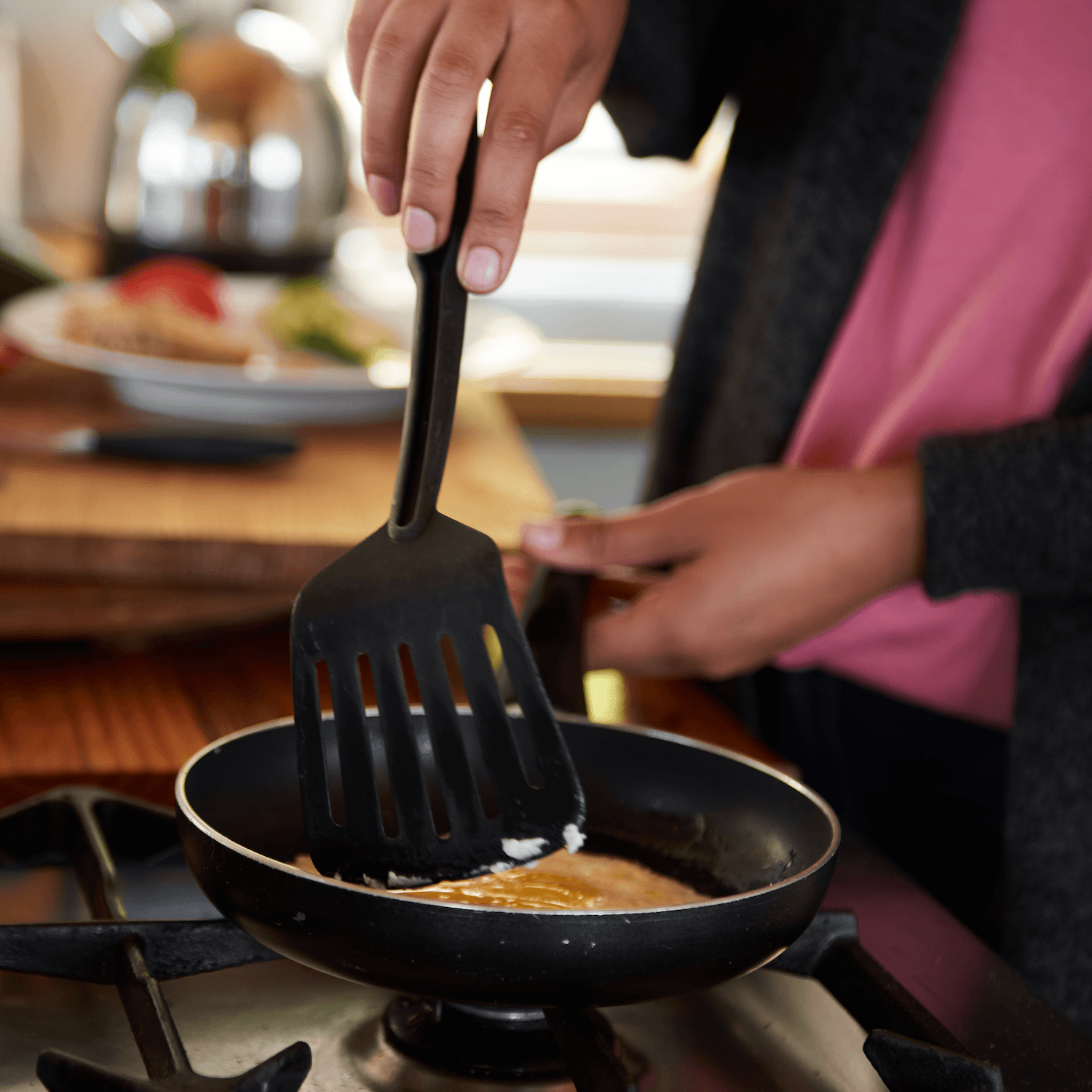 The black-spatula debate changed our kitchens. Companies noticed. - Apple News Today cover