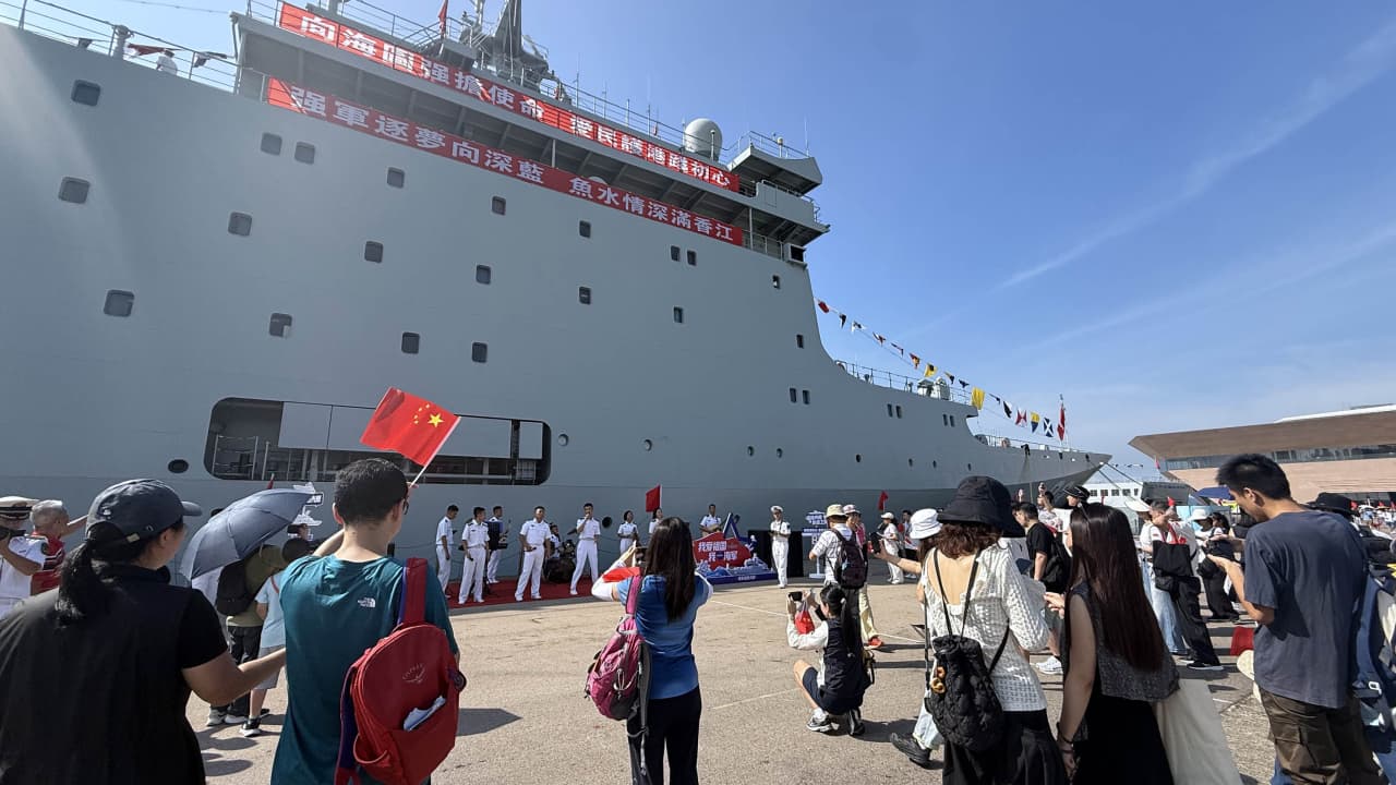 Crowds fired up for PLA charm offensive - RTHK：Video News cover