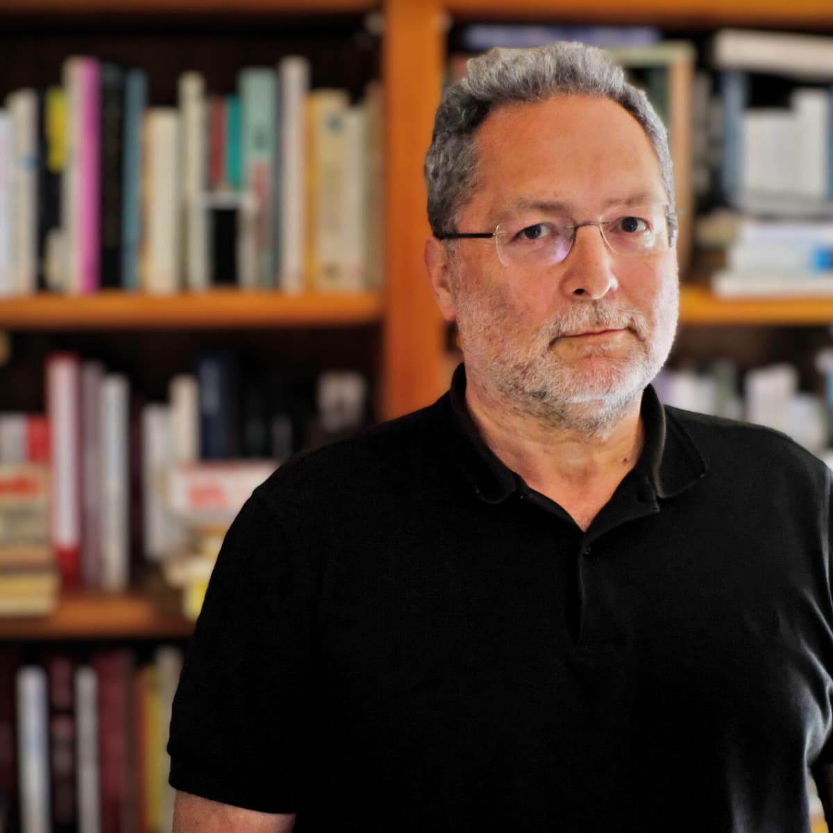 Três tristes tigres de roda do prato de espinhas do jornalismo. Conversa com Nuno Ramos de Almeida - Enterrados no Jardim cover