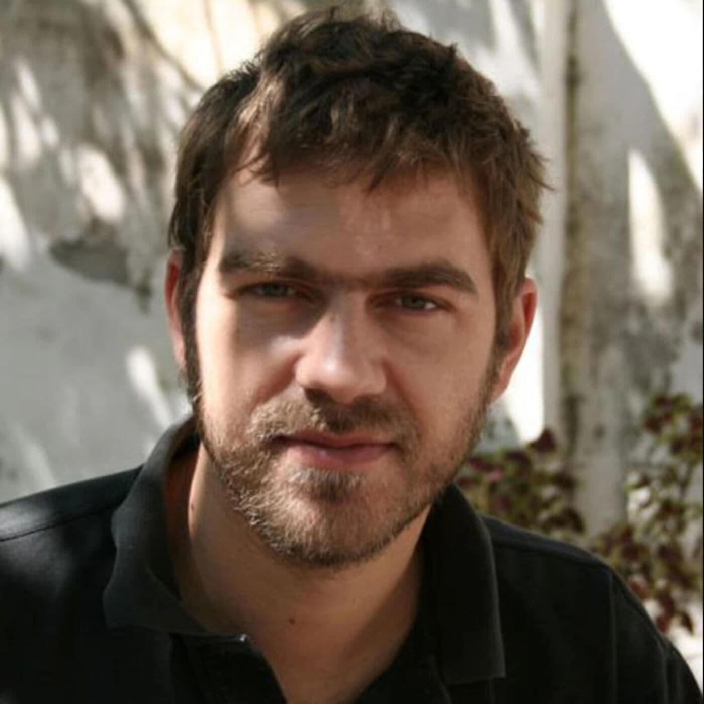 Sessões espíritas numa cidade assombrada. Conversa com José Smith Vargas e Fernando Ramalho - Enterrados no Jardim cover