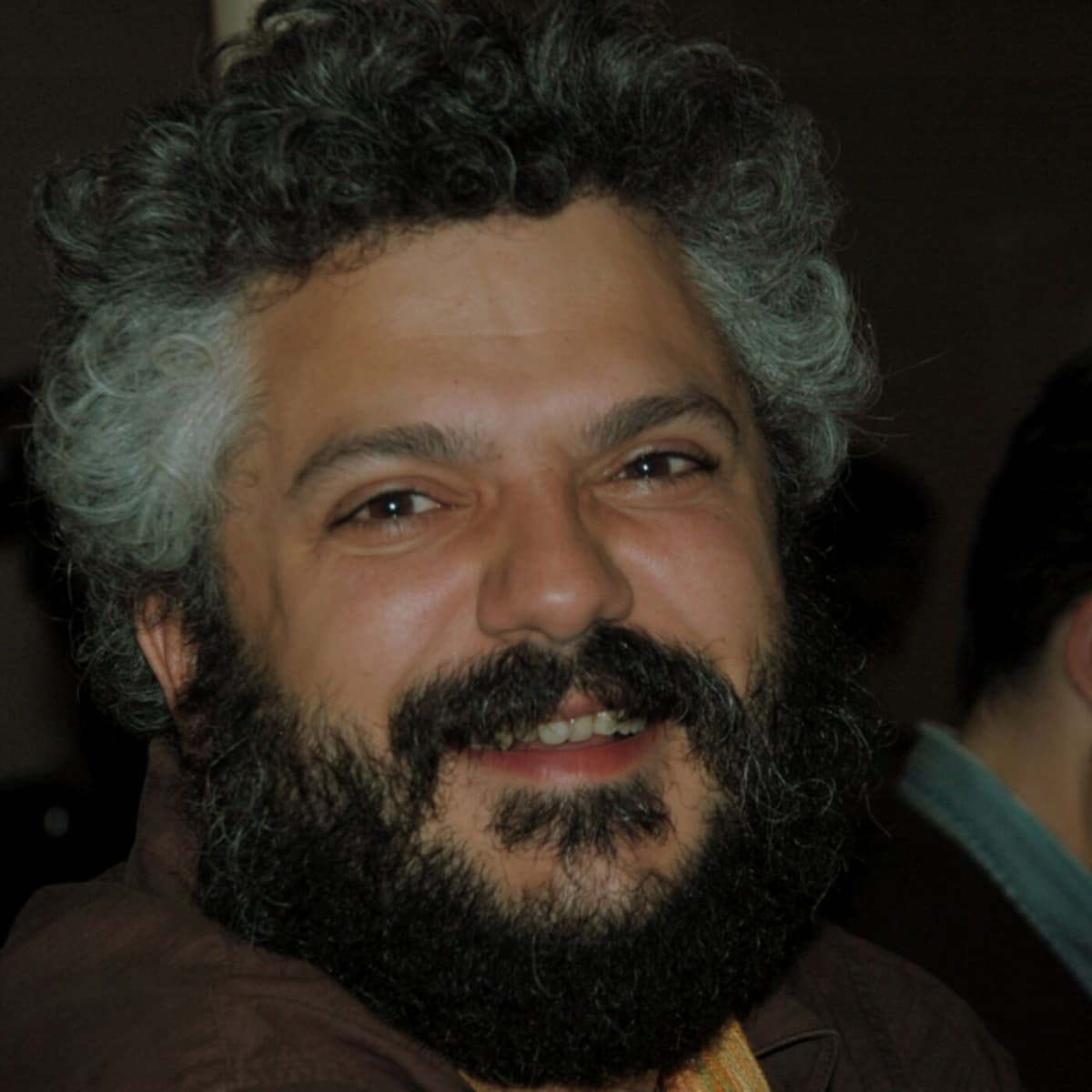 Abrir caminho a golpes de fígado para escapar do cemitério das letras. Conversa com Rui Lopo - Enterrados no Jardim cover