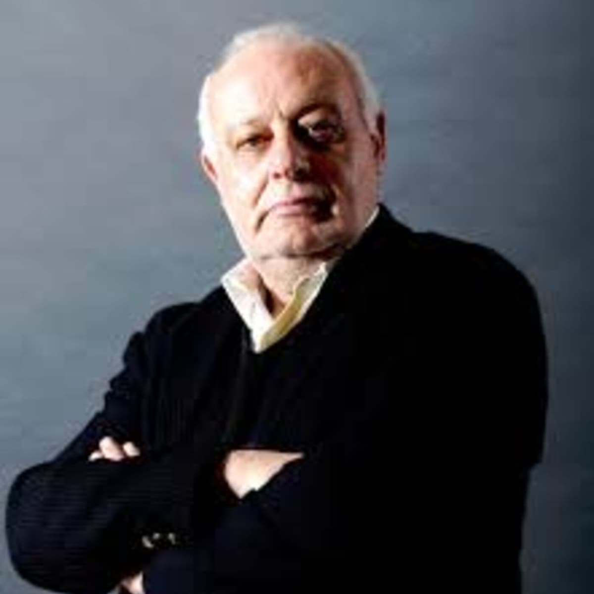 Um país em liberdade condicional. Entrevista a Carlos Matos Gomes - Enterrados no Jardim cover