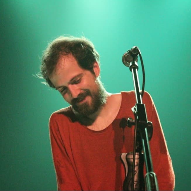 O surrealismo e a astúcia popular. Uma conversa com B Fachada - Enterrados no Jardim cover