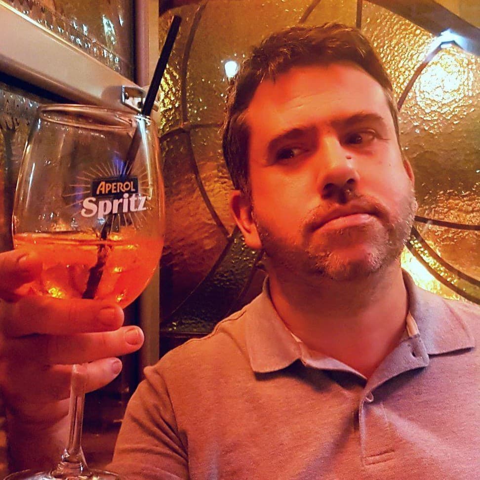 Serenata de três vadios sob a chuva do futuro. Uma conversa com Bruno Peixe Dias - Enterrados no Jardim cover