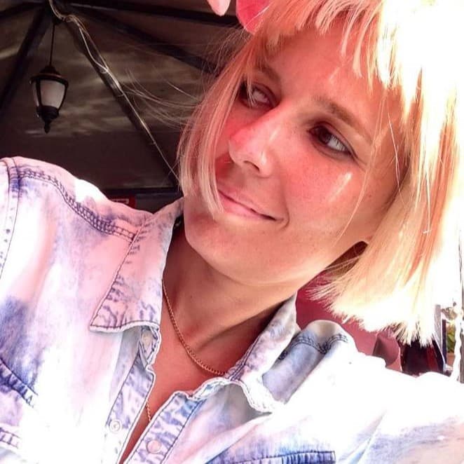 Na cama com um, a sonhar com outro, apaixonada por um terceiro. Uma conversa com Carmo Afonso - Enterrados no Jardim cover