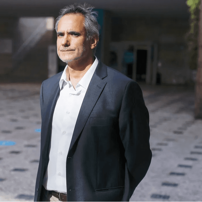 "Sperma retentum venenum est". Uma conversa com António de Castro Caeiro - Enterrados no Jardim cover