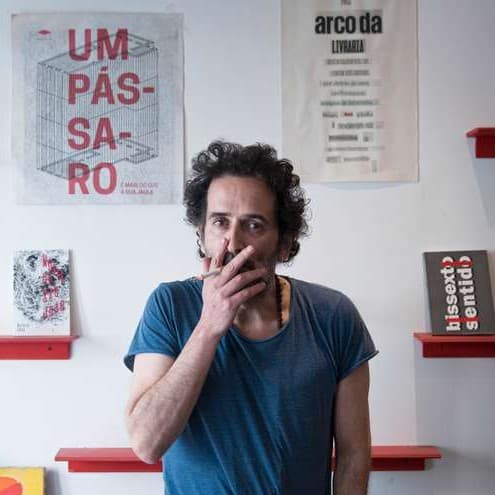 O país em lágrimas no funeral de um autocarro. Outra conversa com o Changuito - Enterrados no Jardim cover