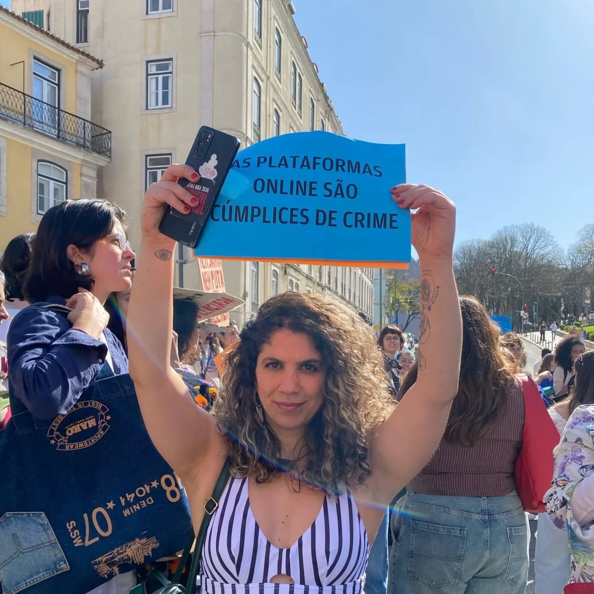 Pornografia, kidfluencing e iogurtes com pernas. Uma conversa com Maria João Faustino - Enterrados no Jardim cover