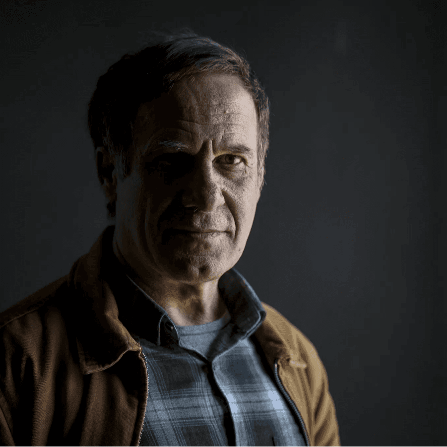 A época que roeu a juventude até ao osso. Uma conversa com António Guerreiro - Enterrados no Jardim cover