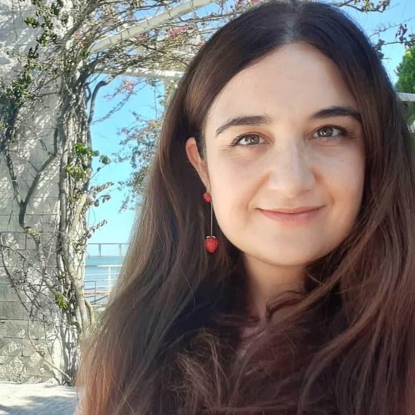 A tentação de cair no erro alheio. Uma conversa com Joana Lima - Enterrados no Jardim cover