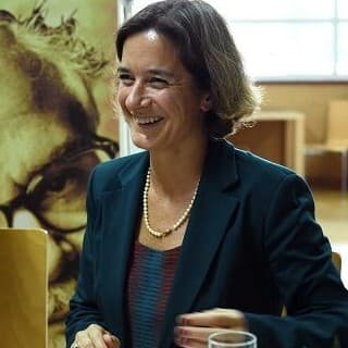 Feira Internacional da Miséria Local. Uma conversa com Joana Matos Frias - Enterrados no Jardim cover