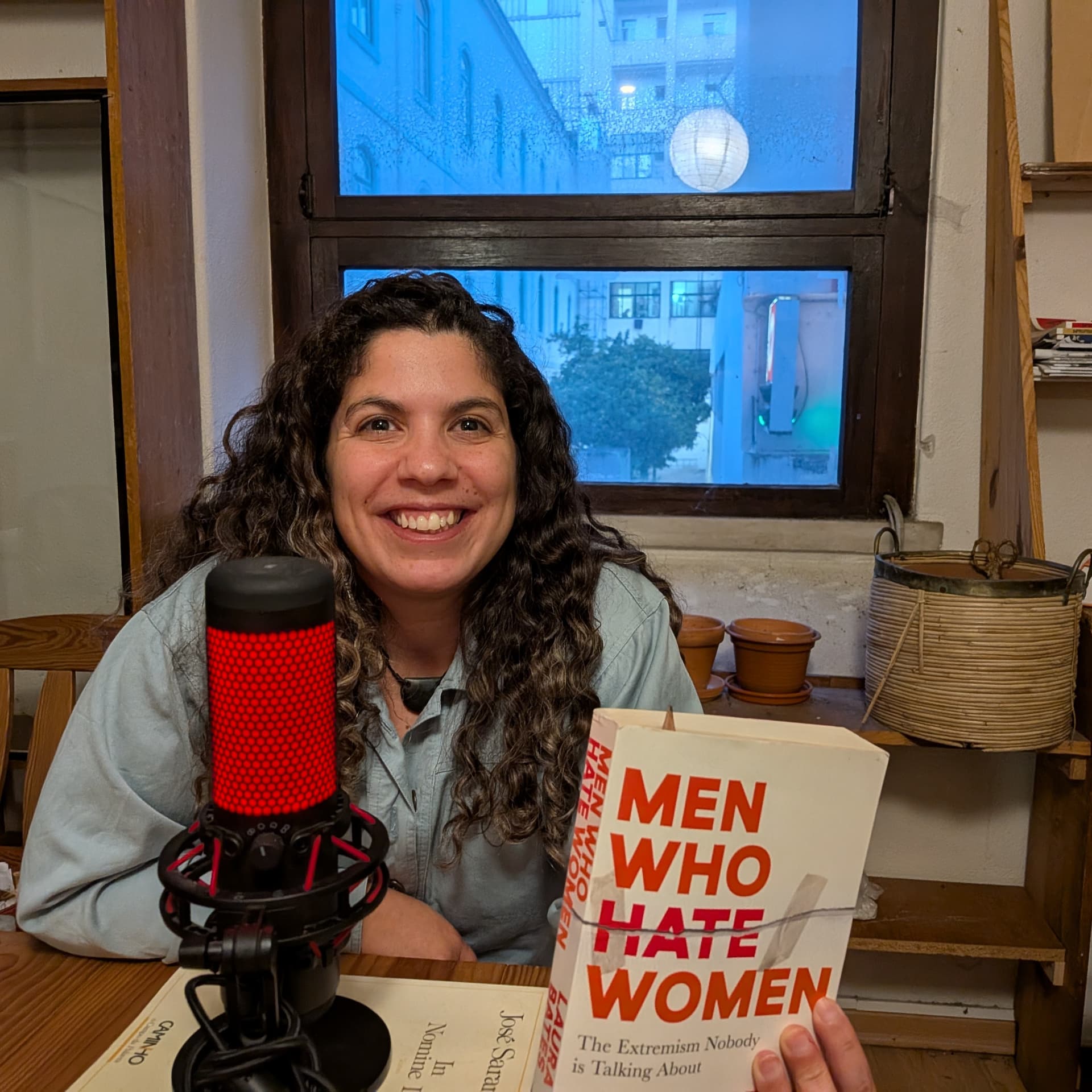 A Manosfera e os Drag Kings. Outra conversa com Maria João Faustino - Enterrados no Jardim cover