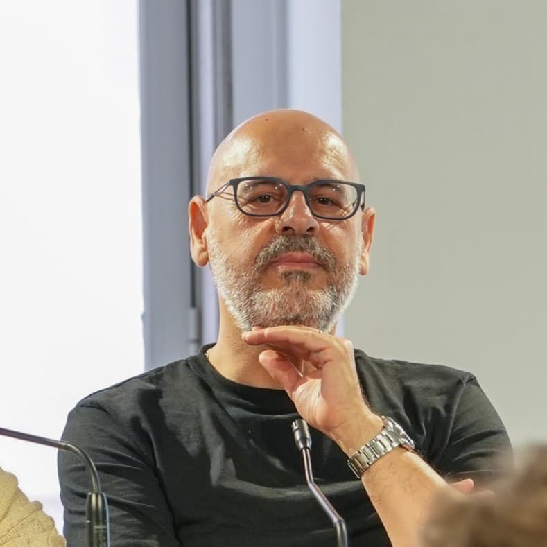 Fazer do verbo carne. Outra conversa com Luís Filipe Parrado - Enterrados no Jardim cover