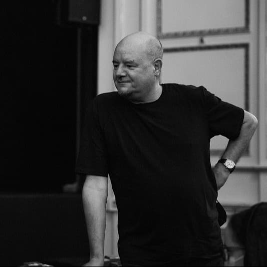 O ponto fraco da realidade. Uma conversa com Rui Cardoso Martins - Enterrados no Jardim cover