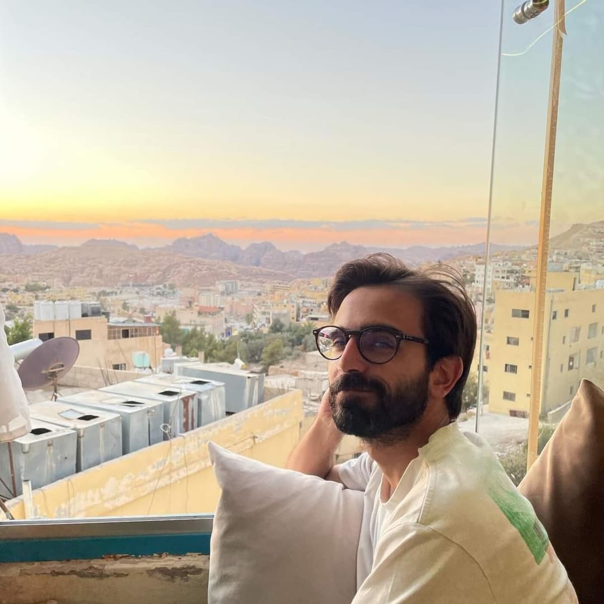 O regresso dos vilões à política. Uma conversa com Miguel Faria Ferreira - Enterrados no Jardim cover