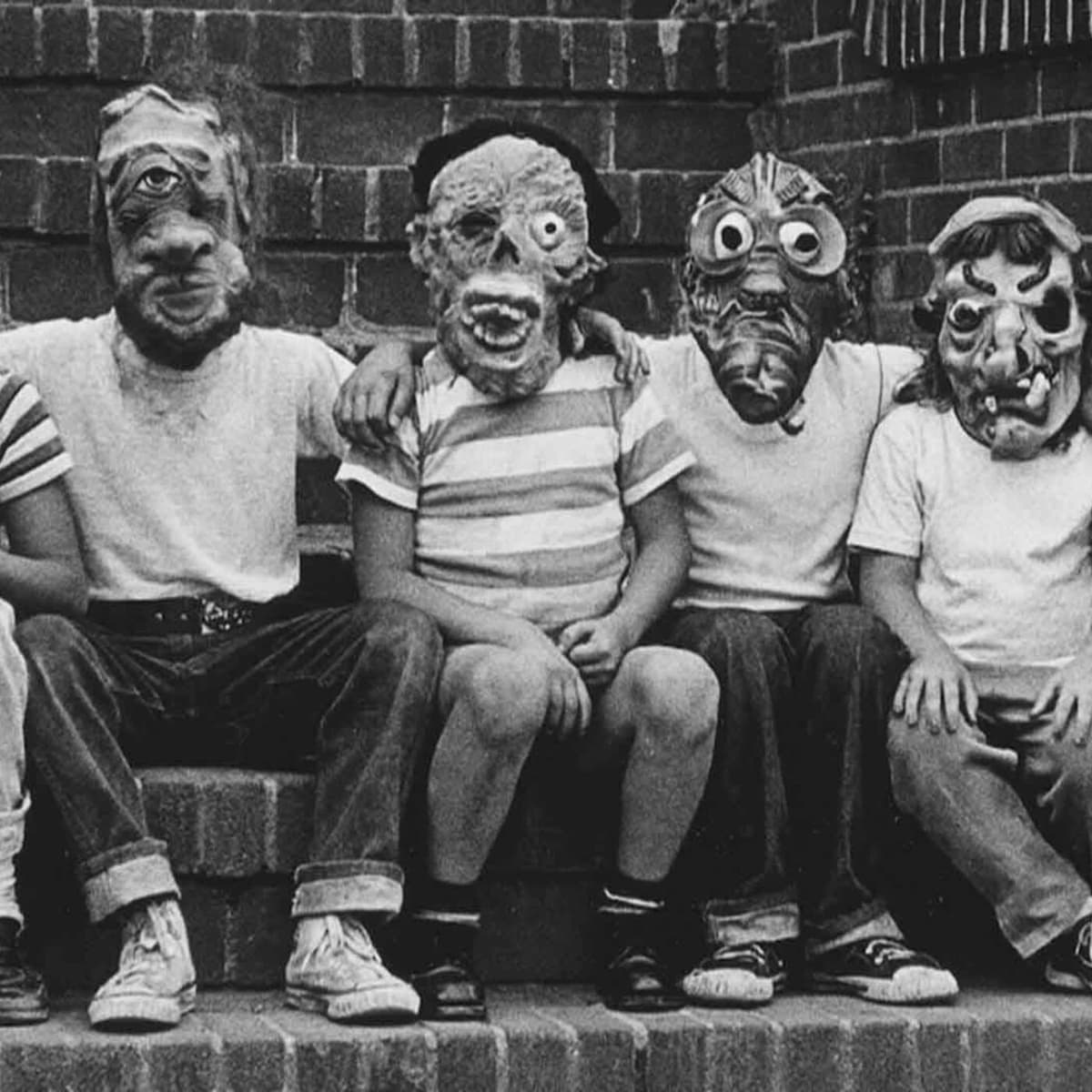 O Anticristo e um Job lusitano entram num bar onde Rui Nunes tira as cervejas - Enterrados no Jardim cover