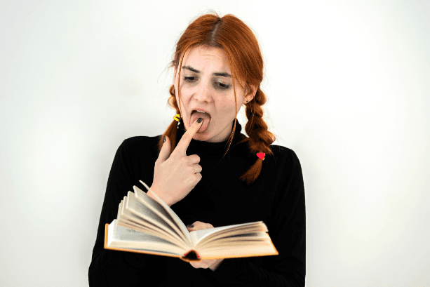 Top10 #Frases Que Puedes Decir De Una Biblioteca Pero No De Tu Pareja - La Corneta cover
