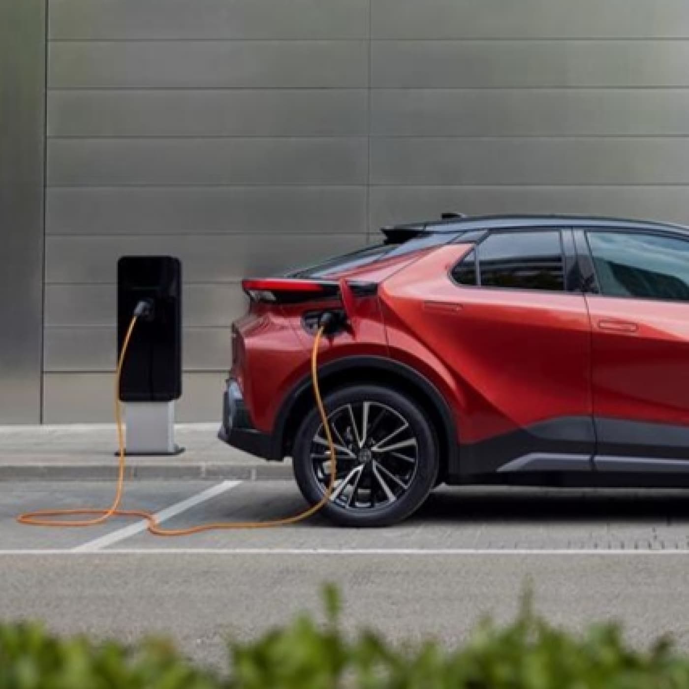 Coches HÍBRIDOS ENCHUFABLES: ¿La gran SOLUCIÓN o la gran MENTIRA? - El Garaje Hermético de Máximo Sant cover