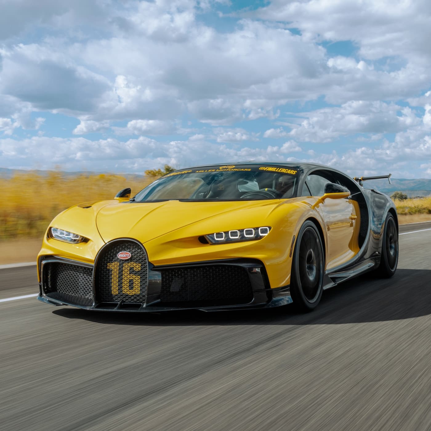 16 coches con motor de 16 cilindros - El Garaje Hermético de Máximo Sant cover