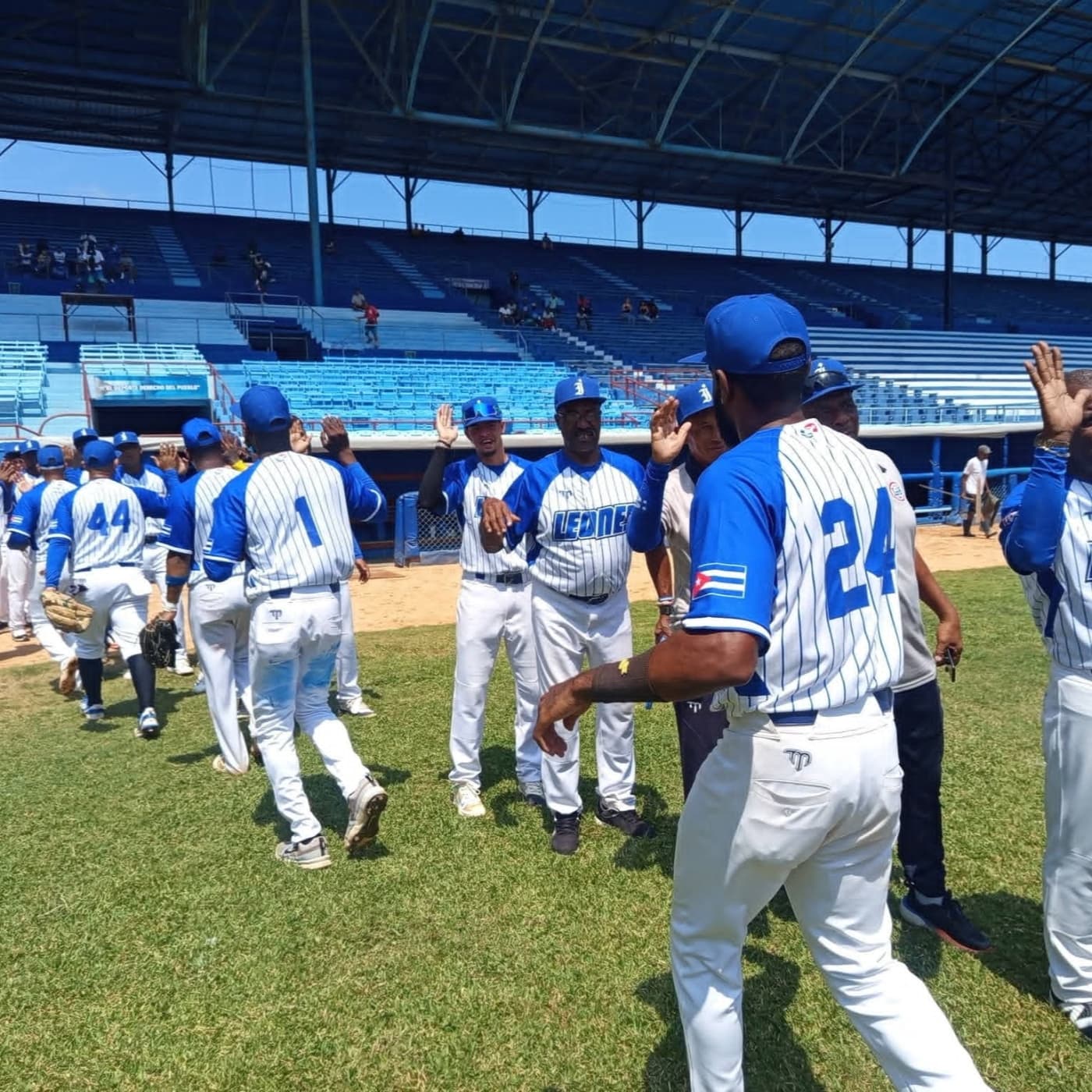Leones y Cazadores dividen honores en doble programa — Radio Rebelde cover