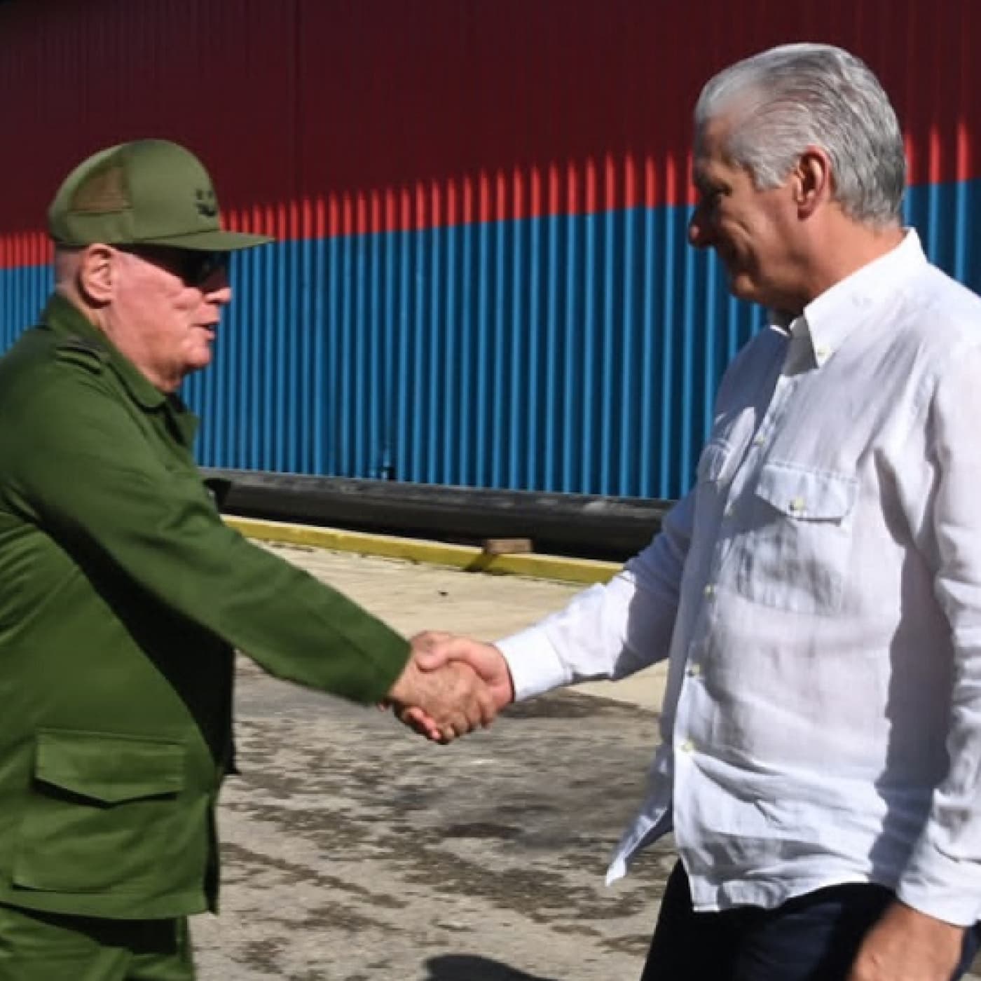 Visita Díaz-Canel Empresa Militar Industrial Granma - Radio Rebelde cover
