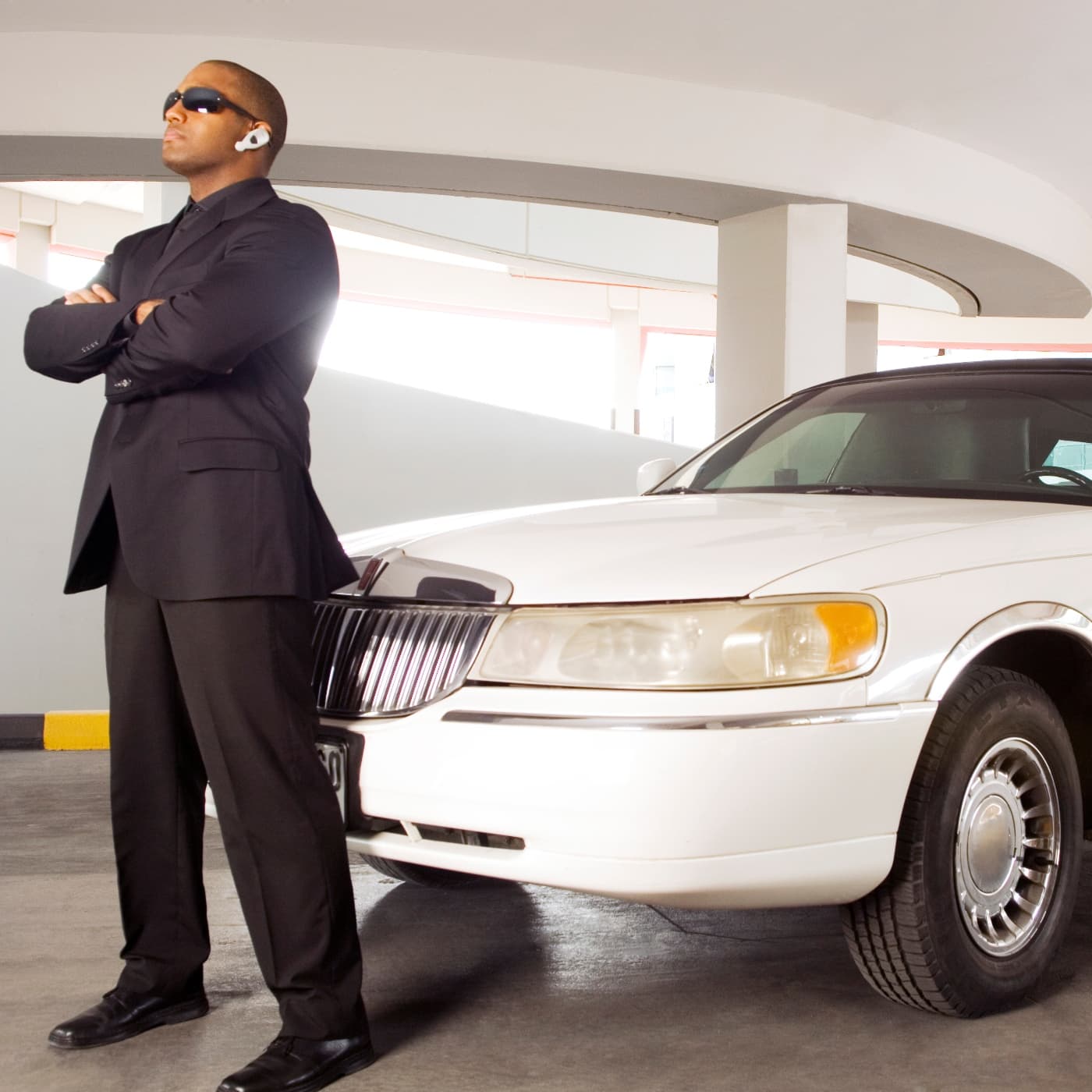 Las "CUTRE-LIMUSINAS" de los años ‘80 - El Garaje Hermético de Máximo Sant cover