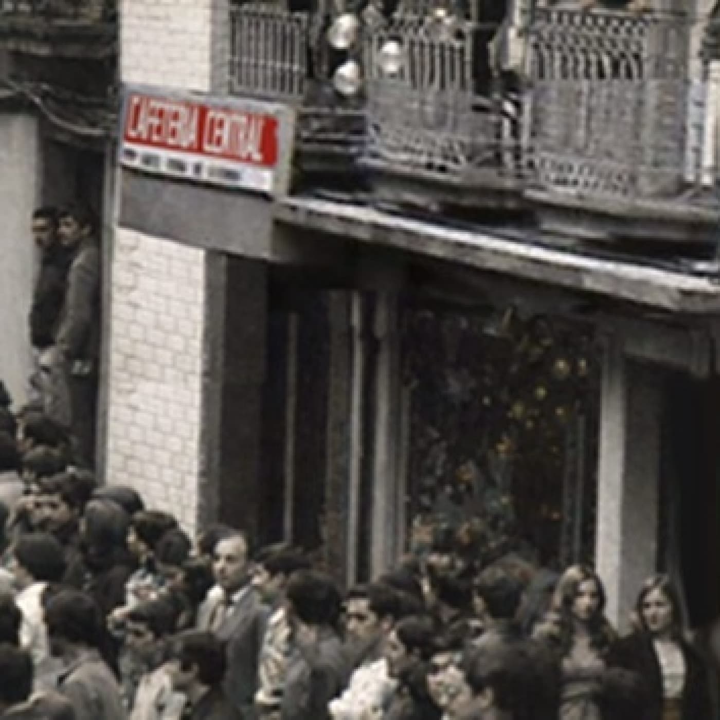 A Cafetería Central, a nosa segunda casa. - Salta da Cama cover