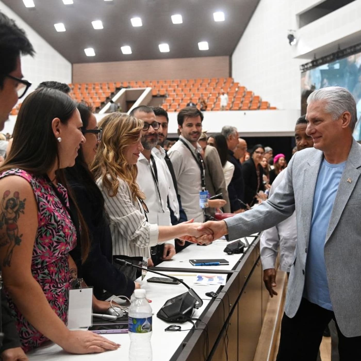 Díaz-Canel al Convoy: “Ustedes construyen puentes que el imperio no puede destruir” - Radio Rebelde cover