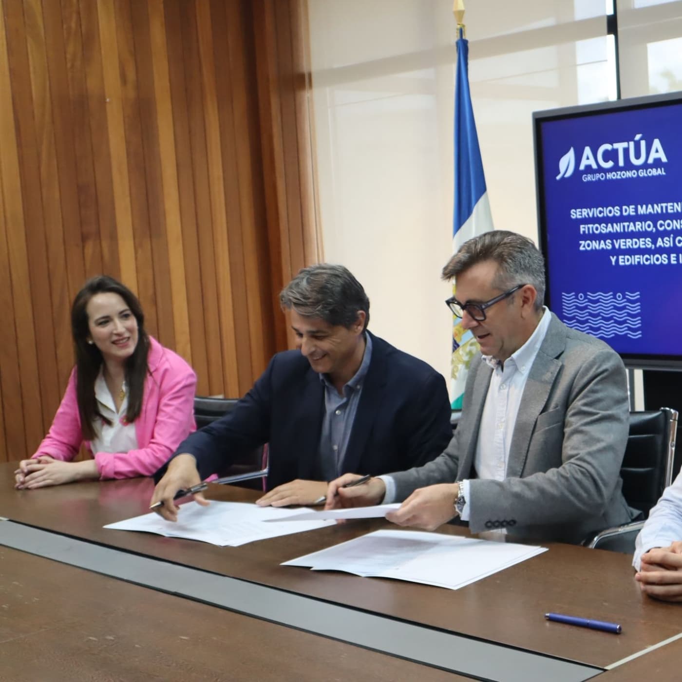 Corte firma nuevo contrato parques y jardines — Radio Pinatar cover