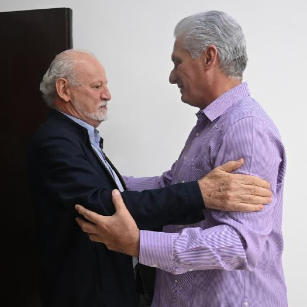 Para Cuba, el abrazo de la Asamblea Internacional de los Pueblos - Radio Rebelde cover