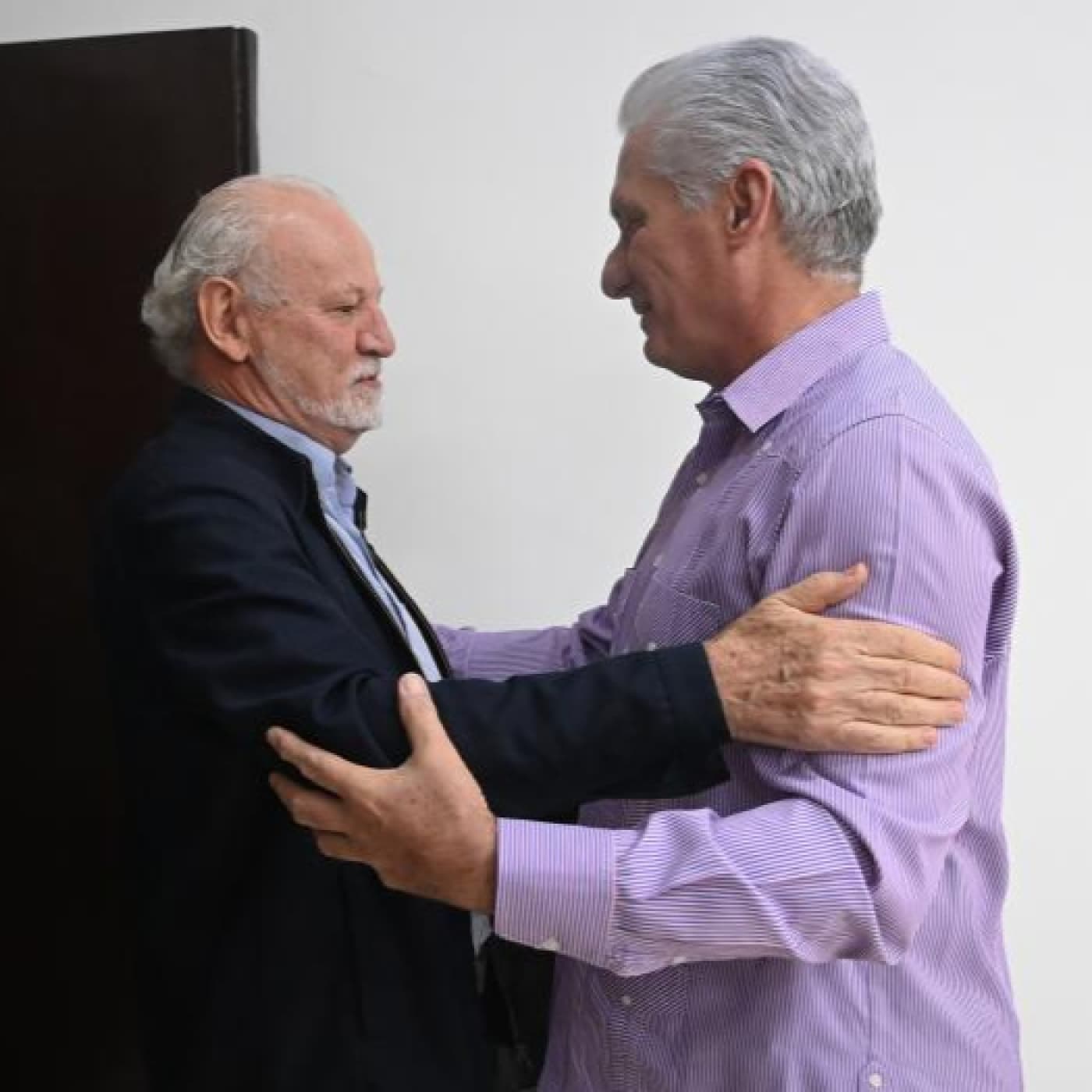 Para Cuba, el abrazo de la Asamblea Internacional de los Pueblos - Radio Rebelde cover