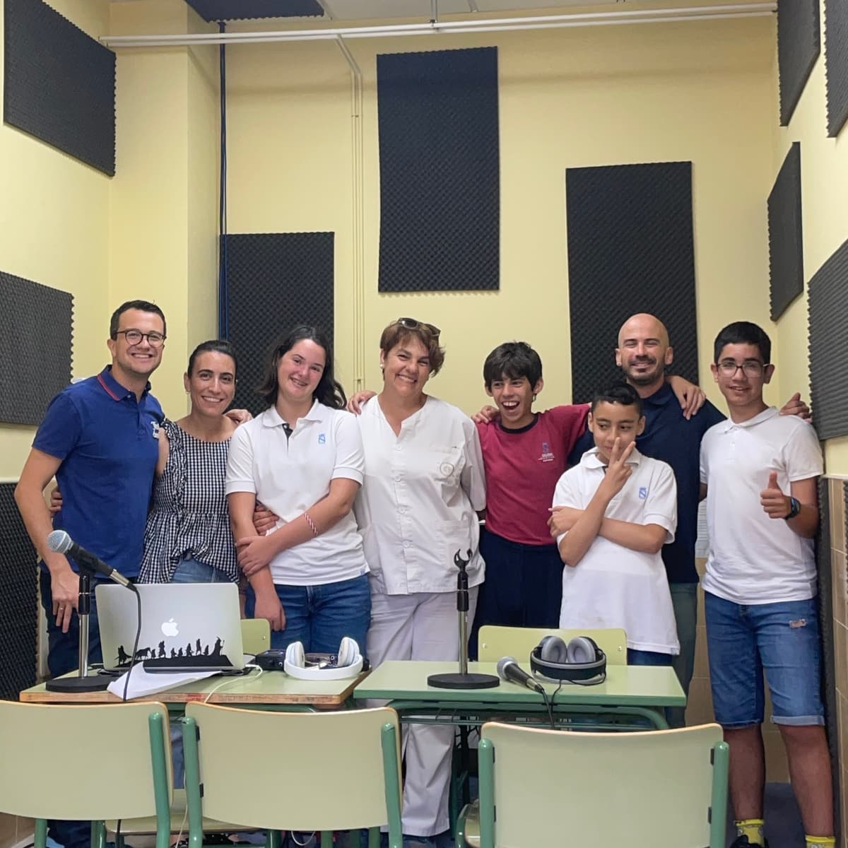 Entrevista de los alumnos de 1º ESO a Ana de limpieza. - Podcast de RCN Radio Colegio Narval online cover