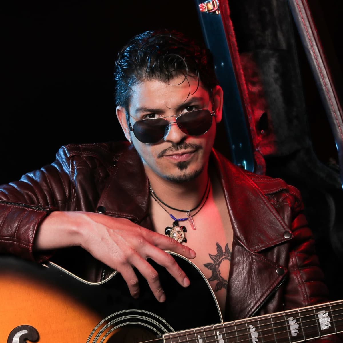 Alejo Villalobos presenta 'Ya va siendo hora', una canción de introspección, catarsis y resiliencia - La Vitrola - La Vitrola  cover