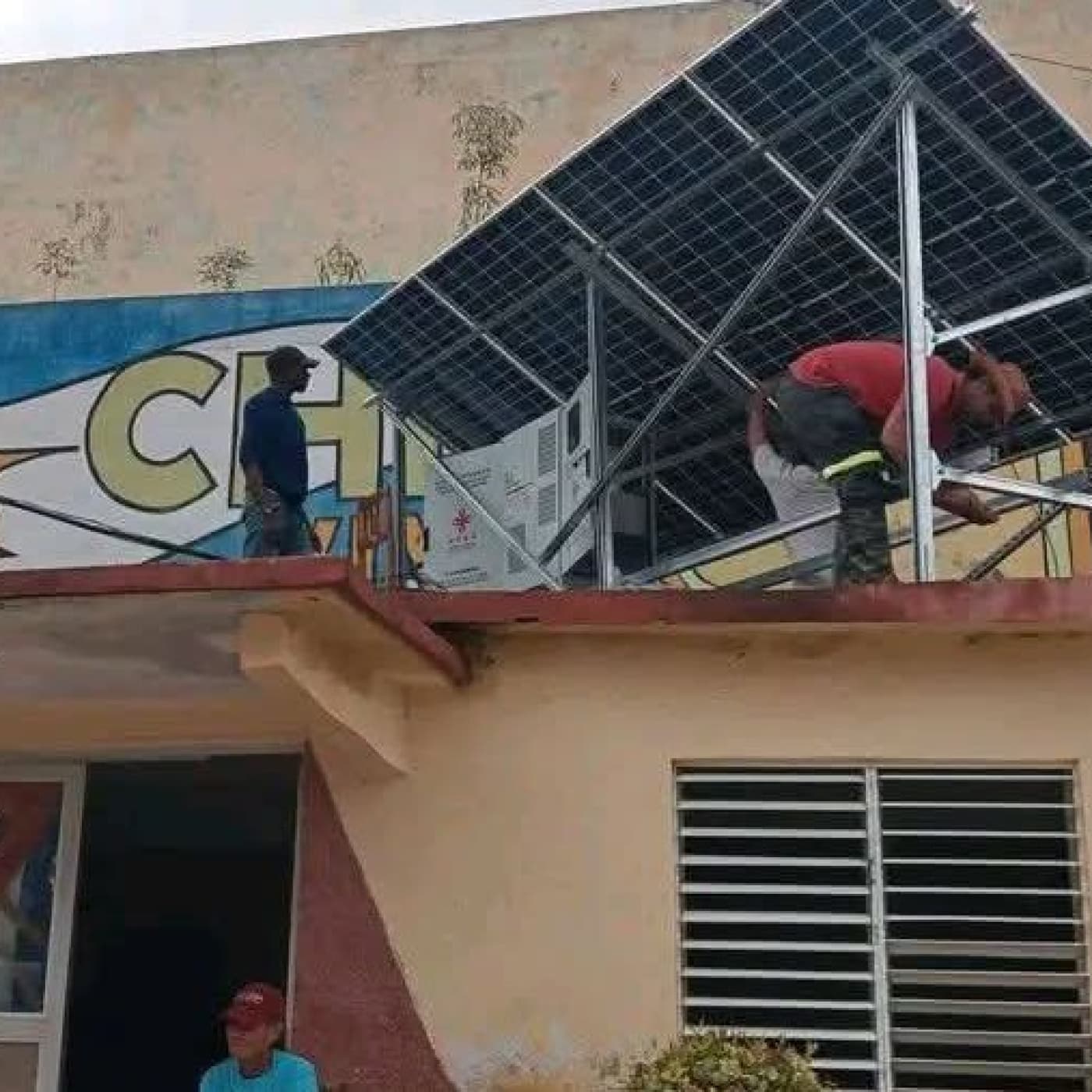 Instalan paneles fotovoltaicos en radioemisoras cubanas - Radio Rebelde cover