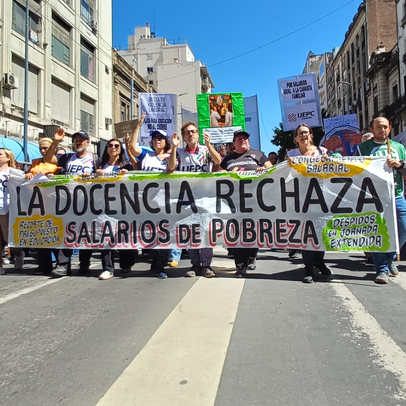 La docencia lucha por salarios dignos - Alta Frecuencia cover