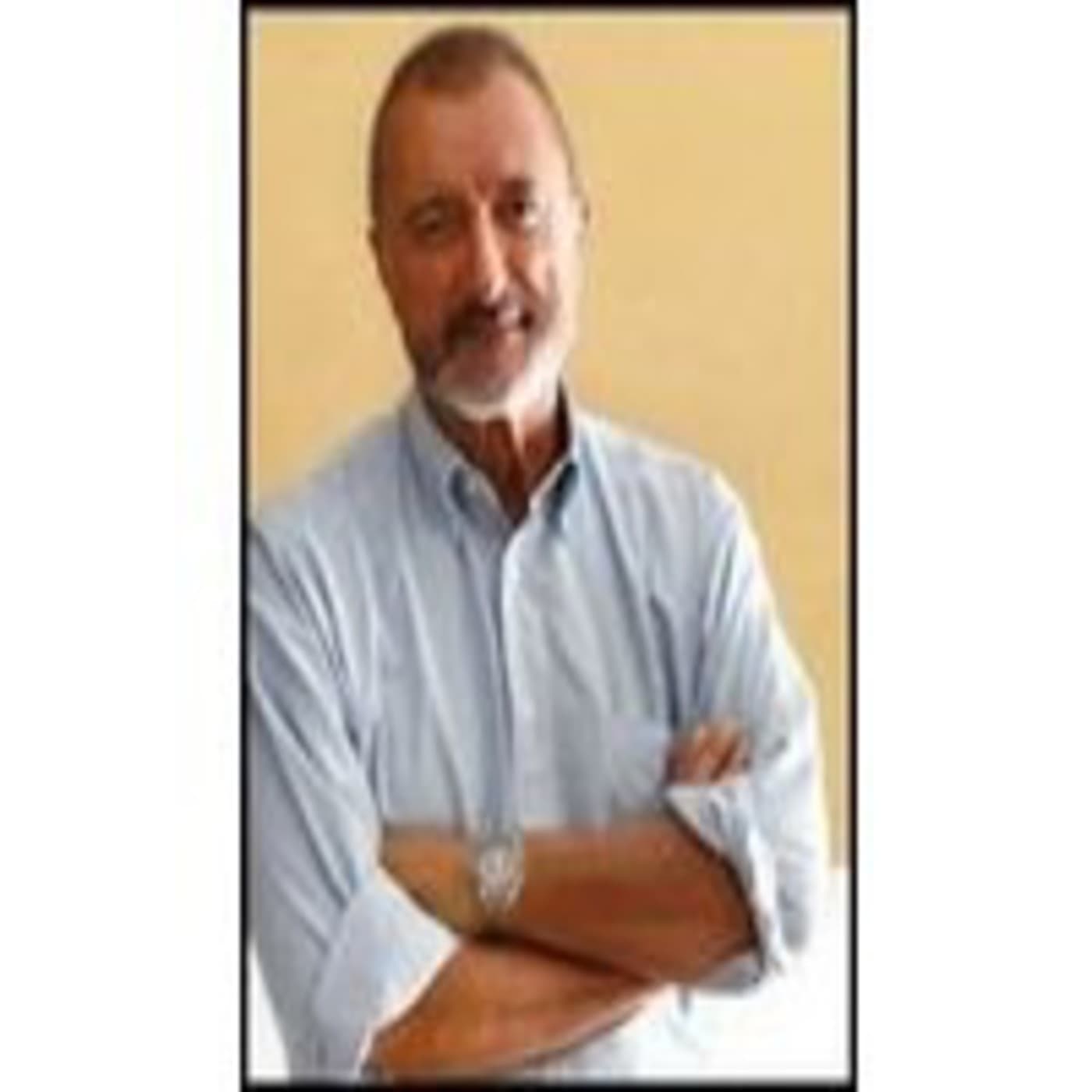 Arturo Pérez Reverte con Iñaki Gabilondo - Biografías cover