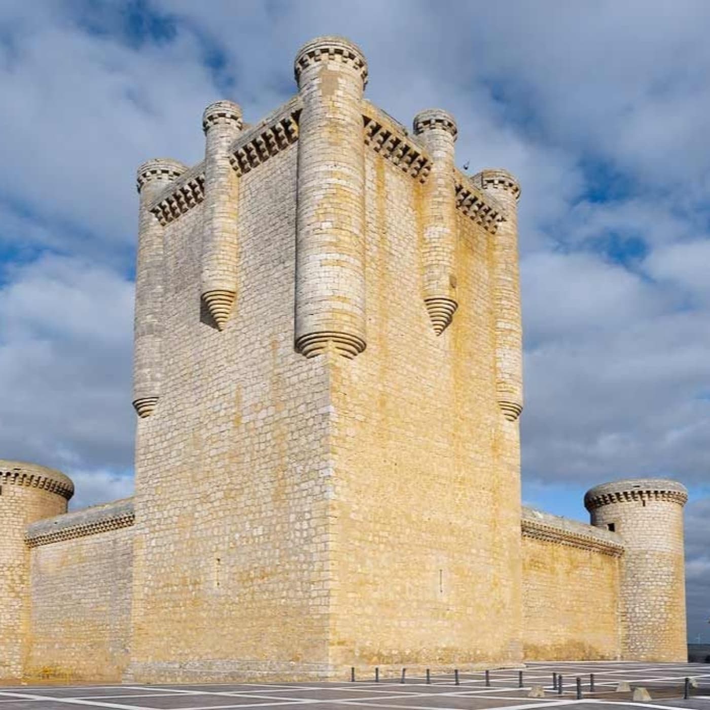 DEFENDIENDO EUROPA: 1- ESPAÑA #documental #historia #podcast - Escuchando Documentales cover