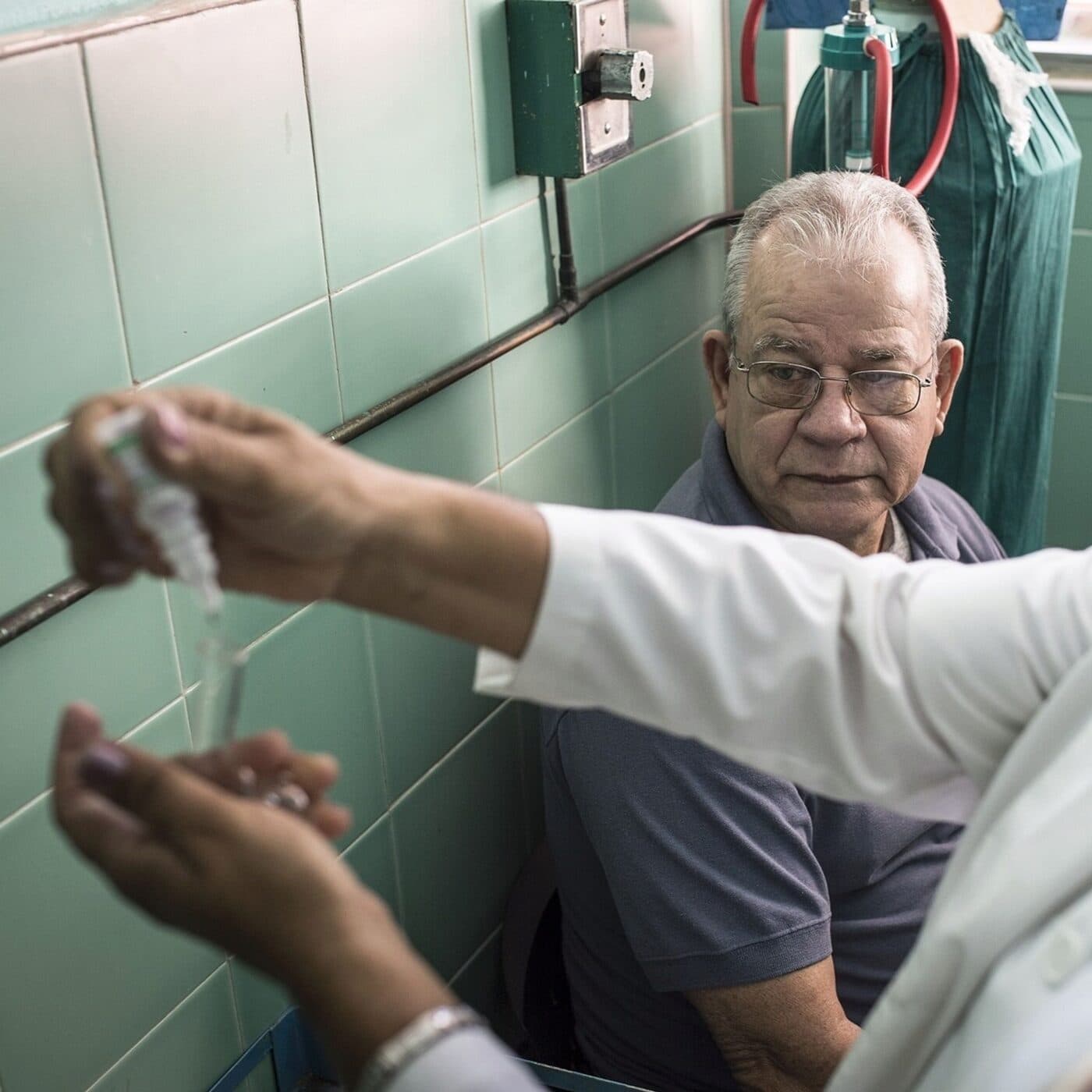 Les soins de santé sous perfusion à Cuba - Transversales - reportages et documentaires cover