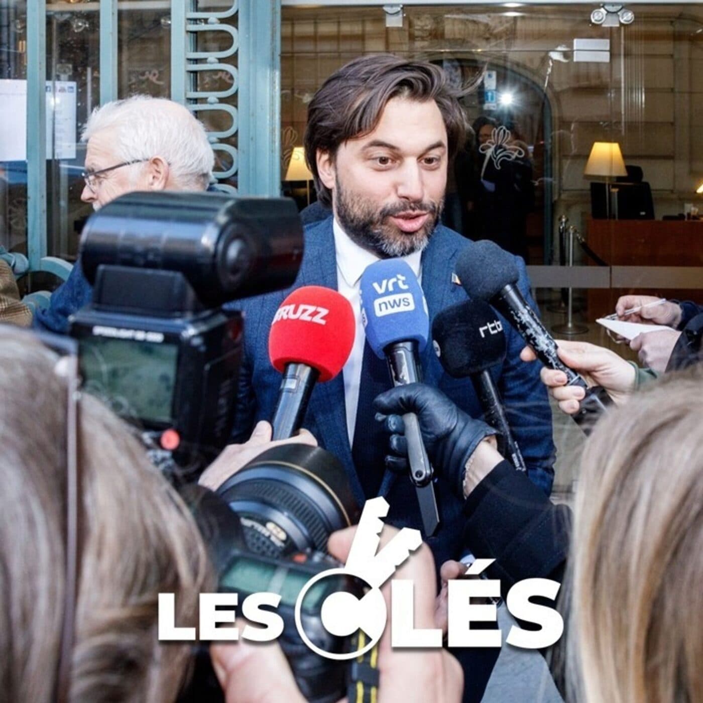 #medias : Journalistes et politiques, liaisons dangereuses ? - Les Clés cover