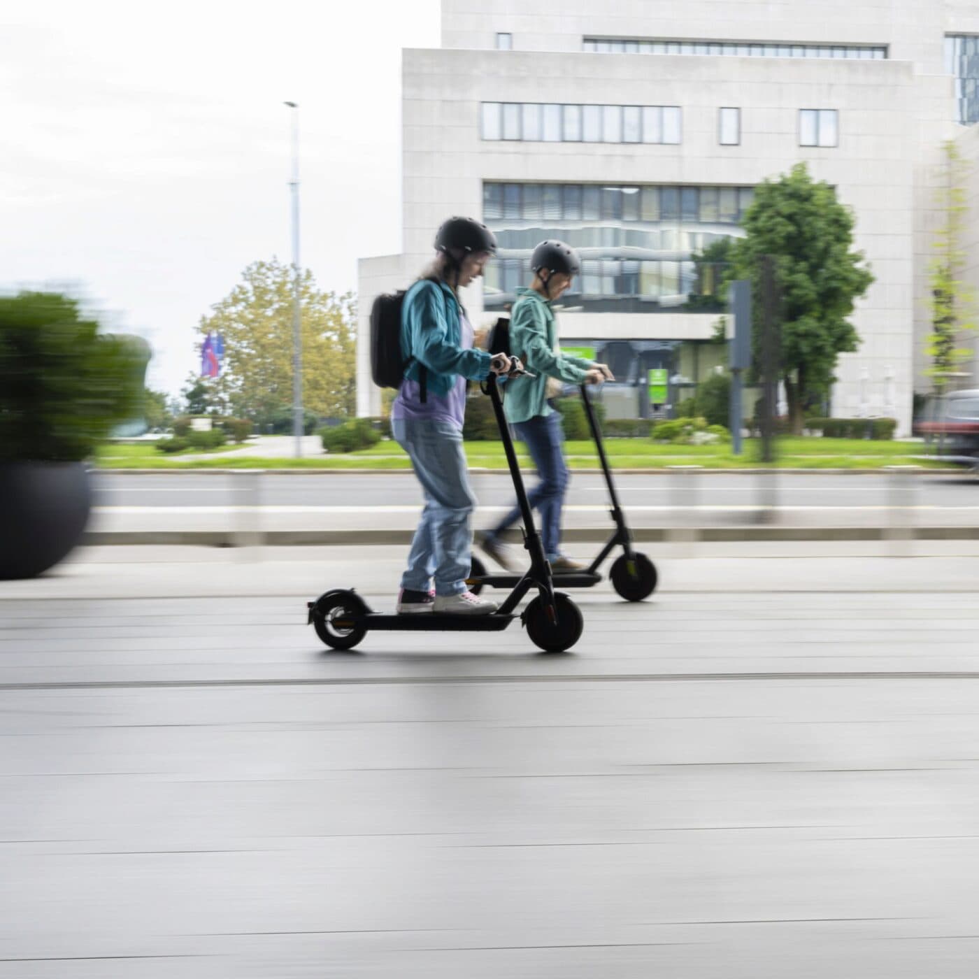 Faut-il interdire les trottinettes électriques ? - Transversales - reportages et documentaires cover